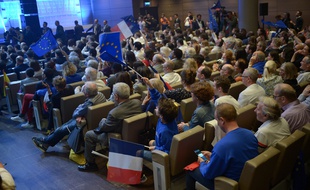 Des militants LREM lors d'un meeting à la Mutualité pour les européennes, le 24 mars 2019.