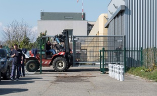 Un chariot télescopique en action. L'hôpital militaire va être installé à Mulhouse.