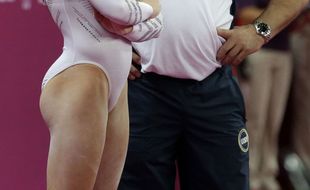 Une jeune gymnaste avec son entraîneur
