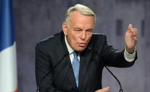 Jean-Marc Ayrault a assuré dimanche à La Rochelle que la future contribution climat-énergie annoncée jeudi par le ministre de l'Ecologie, Philippe Martin, ne "modifierait pas le niveau des prélèvements" fiscaux en France