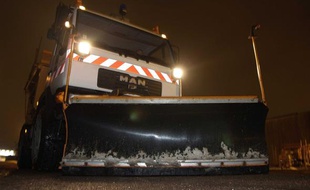 Du sel de déneigement est dispersé sur les routes de Meurthe et Moselle, en février 2010.
