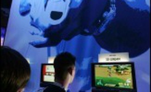 Même si l'XBOx 360 de Microsoft, sortie fin 2005, n'est pas parvenue à tailler des croupières à la gamme PlayStation de Sony au Japon, une autre sérieuse rivale, beaucoup plus dangereuse, la Wii de Nintendo, va entrer dans l'arène en fin d'année.