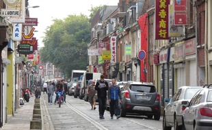 Une rue commerçante (illustration).