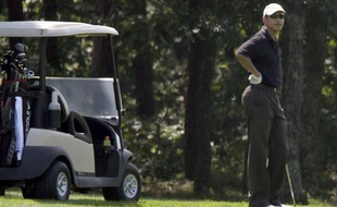 Le président américain, Barack Obama, joue au golf lors de ses vacances sur lîle de Martha's Vineyard, le 24 août 2009.
