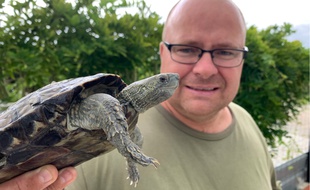 Le président de l'association du refuge des tortues Jérôme Maran, avec l'une des deux émydes lépreuses qui vont être relâchées dans les Pyrénées-Orientales.