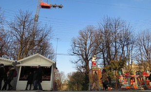 Le traîneau du père Noël offre une vue plongeante sur les jardins de l'Elysée (au fond, au centre de la photo).