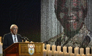 Le militant anti-apartheid Ahmed Kathrada durant le service funéraire en mémoire de l'ancien président sud-africain Nelson Mandela, le 15 décembre 2013 à Qunu, en Afrique du Sud.
