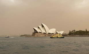 Le ciel de la plus grande ville d'Australie, Sydney, est complément enfumé.