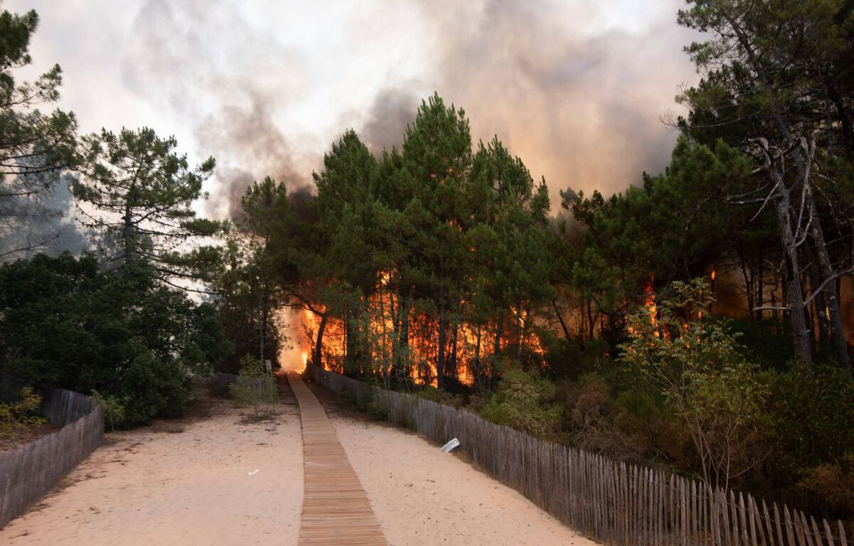 Au bord du bassin d'Arcachon, les vacanciers fuient les flammes