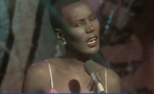 Grace Jones reprend La Vie en rose