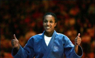La championne du monde Lucie Decosse (-63 kg) a décroché la première médaille d'or française des Championnats d'Europe en battant en finale la Slovène Urksa Zolnir, lors de la deuxième journée samedi à Belgrade.
