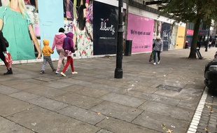 Des passants dans les rues de Romford, au Royaume-Uni, le 20 octobre 2019.