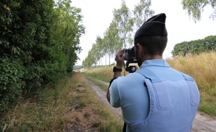 Un gendarme procède à un contrôle de vitesse ici entre Rennes et Nantes.