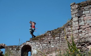 Un volontaire de l'association "Cun Ulmer Grün" travaille à l'entretien et à la consolidation du château du Schoeneck, près de Dambach (Bas-Rhin), le 8 août 2015