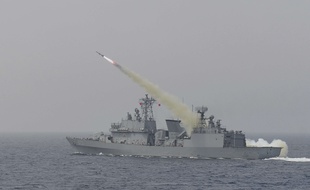 Un navire sud-coréen tire un missile lors d'un exercice militaire, le 6 juillet 2017.