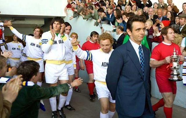 Un parfum d’antan. L’histoire des quarante-quatre jours durant lesquels, en 1974, Brian Clough a été l’entraîneur de l’équipe championne du football anglais, Leeds United.