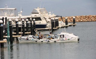 Deux rameuses françaises, Laurence De Rancourt, 27 ans et Laurence Grand-Clément, 33 ans, ont battu jeudi le record de la traversée en binôme de l'océan Indien, reliant la côte Ouest de l'Australie à l'île Maurice (3.100 miles nautiques/5.800 km) en 84 jours.