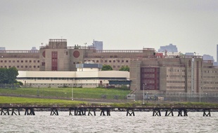 Illustration de Rikers Islan, prison dans le Queens où a été enfermé cet adolescent qui s'est suicidé deux ans après sa sortie.