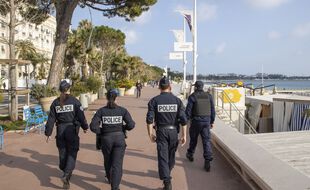 Des policiers en patrouille à Cannes.