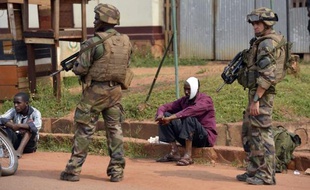 Des civils musulmans sont protégés par les soldats français à Bangui le 26 décembre 2013