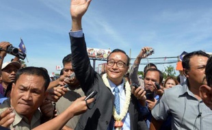 De retour des Etats-Unis, le leader de l'opposition cambodgienne Sam Rainsy a affirmé vendredi qu'il n'appellerait ses partisans à descendre dans la rue qu'"en dernier recours" pour contester sa défaite aux législatives, après avoir menacé du contraire.