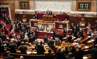 Le Parlement a définitivement adopté jeudi, par un ultime vote conforme du Sénat, le projet de loi sur les OPA dont l'un des objectifs majeurs est de doter les entreprises françaises de moyens de se défendre contre des raids hostiles.