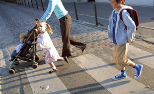 Nounous noires de bébés blancs, les "nouvelles prolétaires de la mondialisation": dans son livre "Qui gardera nos enfants?", à paraître mercredi, la sociologue Caroline Ibos décrypte les relations complexes entre des bourgeois à Paris et des Ivoiriennes qui gardent leurs enfants.