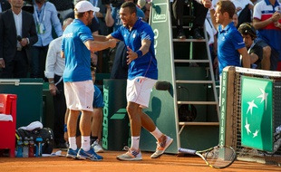 Jo-Wilfried Tsonga et Richard Gasquet félicités par Arnaud Clément le 13 septembre 2014.