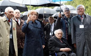 La chancelière allemande Angela Merkel et deux survivants Max Mannheimer (3e d) et Clément Quentin (g), le 3 mai 2015 lors d'une cérémonie marquant le 70e anniversaire de la libération du camp de Dachau