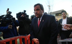 Le très populaire gouverneur du New Jersey Chris Christie s'est longuement excusé jeudi et a licencié une collaboratrice, cherchant à calmer un scandale politique impliquant son entourage, qui pourrait mettre à mal ses ambitions présidentielles pour 2016.