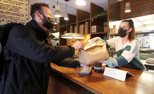 Livreur à vélo et membre des Coursiers Rennais, Johann récupère une commande auprès de Pascale, qui travaille à L'Echappée.