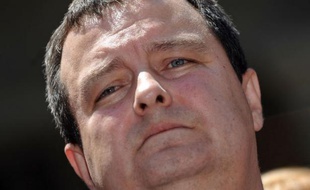 Le leader socialiste serbe, Ivica Dacic a reçu mandat jeudi pour former un gouvernement avec les nationalistes populistes du chef de l'Etat, Tomislav Nikolic, une coalition qui rappelle celle au pouvoir en 1999 sous l'ex-homme fort, Slobodan Milosevic.