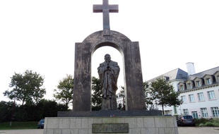 La statue de Jean-Paul II est installée depuis fin 2006 sur une place publique de Ploërmel.