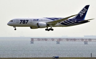 La FAA, l'autorité américaine de sécurité aérienne, a interdit dans la nuit de mercredi à jeudi tous les vols de Boeing 787 Dreamliner à travers le monde en raison des problèmes de batterie rencontrés au Japon, a-t-on appris auprès de l'autorité européenne AESA à Cologne (ouest).