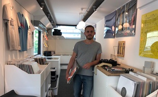 Thierry Genibre a ouvert fin avril son bus store où il vend de nombreux vinyles.