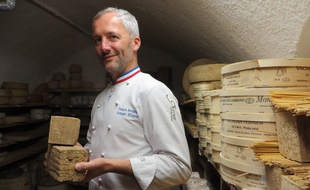 François Bourgon, le patron de la fromagerie toulousaine Xavier avec son Pave toulousain