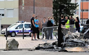 Trois hommes âgés de 20 à 30 ans ont été condamnés à des travaux d'intérêt général par le tribunal correctionnel d'Arras, devant lequel ils comparaissaient mardi pour leur participation aux violences urbaines qui ont touché à la mi-août la ville d'Avion (Pas-de-Calais).