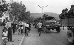 Après deux mois de luttes pour le pouvoir et de combats sanglants, les unités de l'ANP du colonel Houari Boumediène (c), qui poursuivent leur marche vers Alger, traversent la ville de Blida où elles reçoivent un accueil enthousiaste le 09 septembre 1962