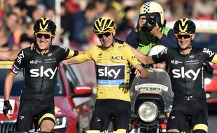 Christopher Froome (au centre), après avoir franchi la ligne d'arrivée du Tour de France, à Paris, le 26 juillet 2015.