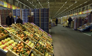 Le rayon fruits et légumes du marché de Rungis, le 19 novembre 2015, au sud de Paris