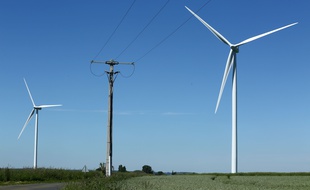 (Illustration) Une ligne électrique distribuant l’Énergie électrique aux entreprises et aux particuliers.