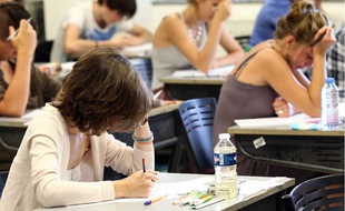 Des candidats planchent sur l'épreuve de philosophie du bac au lycée Jean Monnet de Montpellier, en juin 2012.