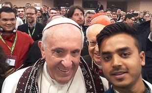Le 19 mars 2018, Daniel Bashir, jeune médecin de Karachi, fait un selfie avec le pape François à qui il venait de donner un châle traditionnel «ajrak». Depuis la photo fait le tour des réseaux sociaux.