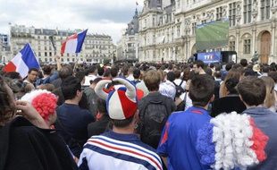 Des supporteurs devant le match France-Nigeria diffusé sur un écran géant place de l'hôtel de ville à Paris, le 30 juin 2014