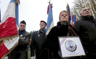 Des descendants du soldat français Pierre Gay, fusillé "pour l'exemple" pendant la Première guerre mondiale, assistent à l'hommage qui lui est rendu, le 6 décembre 2014 à Vingré (Aisne)