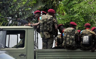 Des soldats de RDC patrouillent dans les rues de Kinshasa, le 12 octobre 2014