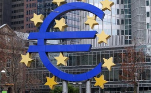 Sculpture représentant le logo de l'euro devant le siège de la Banque centrale européene (BCE) à Francfort