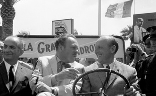 Photo d'archives du 10 mai 1966 montrant les acteurs de "La Grande Vadrouille", Louis de Funes, Terry Thomas et Bourvil, à leur arrivée au Plaais des Festivals, à Cannes, en Jeep.
