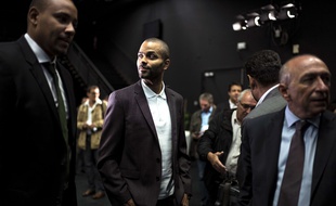 Tony Parker, ici entre le président délégué de l'Asvel Gaëtan Muller et le maire de Lyon Gérard Collomb. JEFF PACHOUD