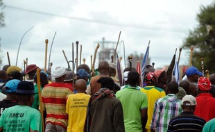 Des mineurs sud-africains en grève à la cité minière de Marikana (nord), le 30 janvier 2014